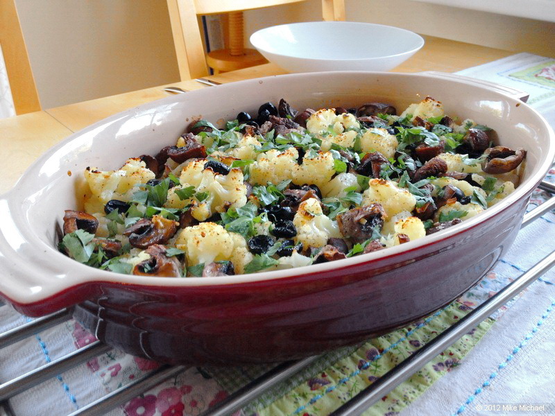 Gebackener Blumenkohl mit Champignons und Oliven - Kochen mit Leidenschaft