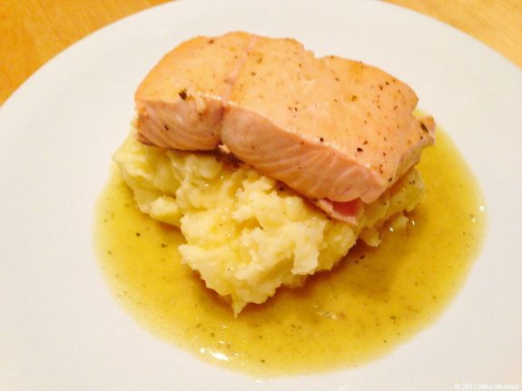 Geduensteter Lachs mit Kartoffeln