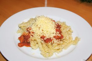 Spirelli mit Jagdwurst-Tomatensauce