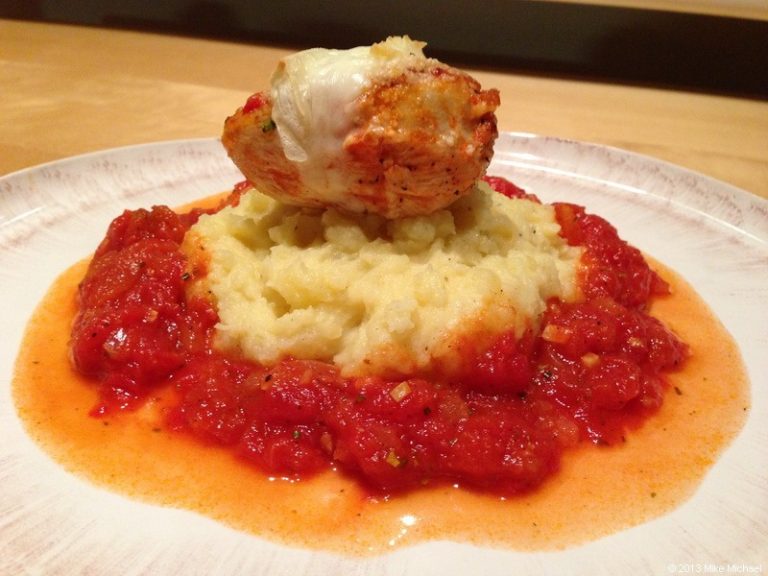 In Tomatensugo pochiertes Hähnchen auf Kartoffelpüree - Kochen mit ...