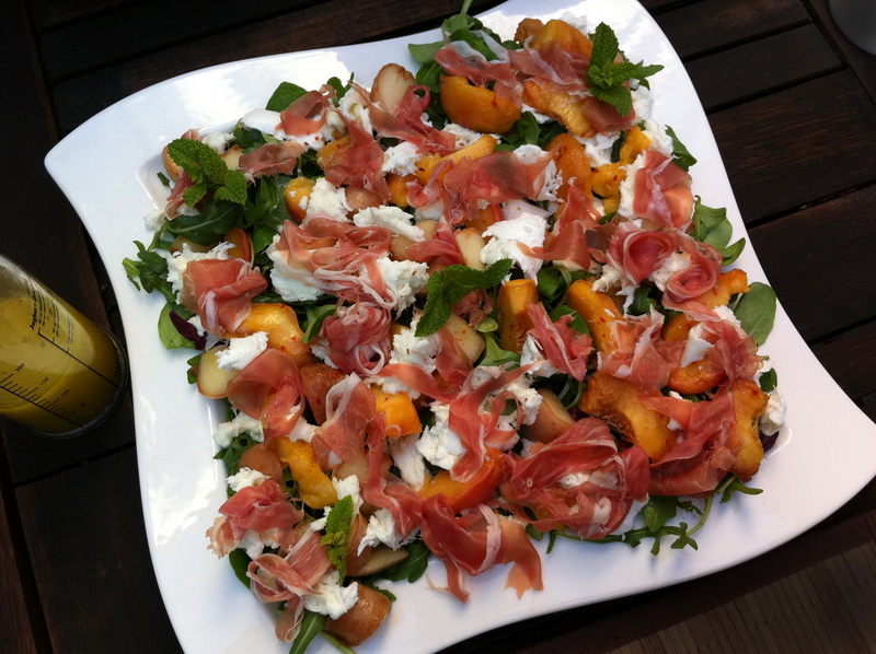 Salat mit Pfirsich und Büffelmozarella - Kochen mit Leidenschaft